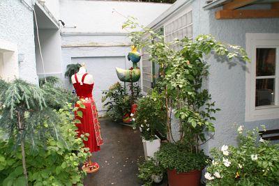 betty-und-dirndl-im-hof