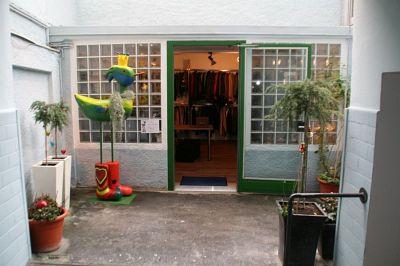 second-hand-muenchen-sicht-von-einfahrt-auf-renovierten-laden