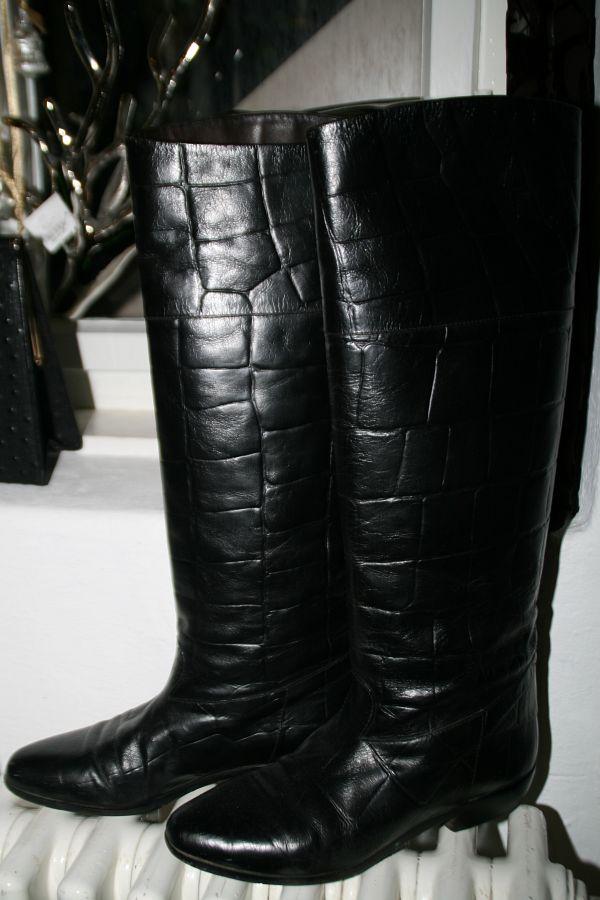 second-hand-schwarze-lederstiefel-mit-krokopraegung