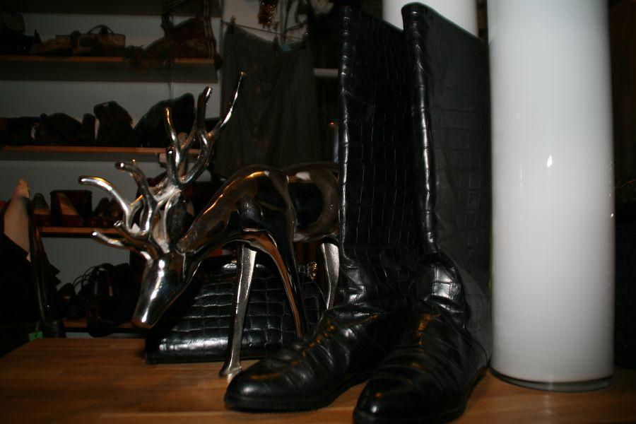 second-hand-schwarze-stiefel-mit-praegung