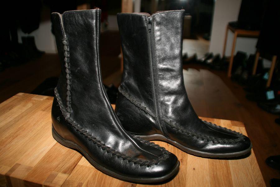 second-hand-schwarze-stiefeletten-flacher-absatz